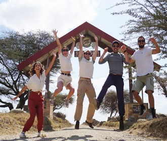 Voluntarios disfrutando de la experiencia de safari en Tanzania